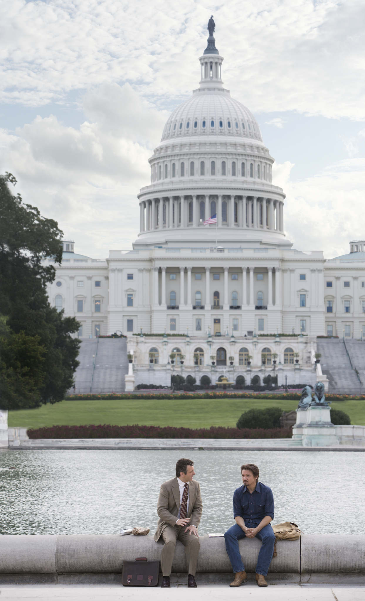 Still of Jeremy Renner and Michael Sheen in Kill the Messenger (2014)