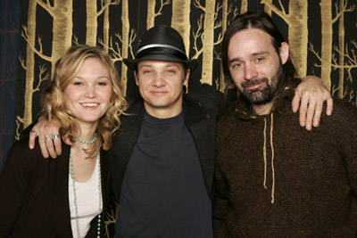Julia Stiles, Baltasar Kormákur and Jeremy Renner at event of A Little Trip to Heaven (2005)