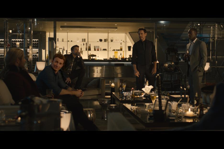 Still of Don Cheadle, Robert Downey Jr., Chris Evans, Jeremy Renner and Chris Hemsworth in Kersytojai 2 (2015)