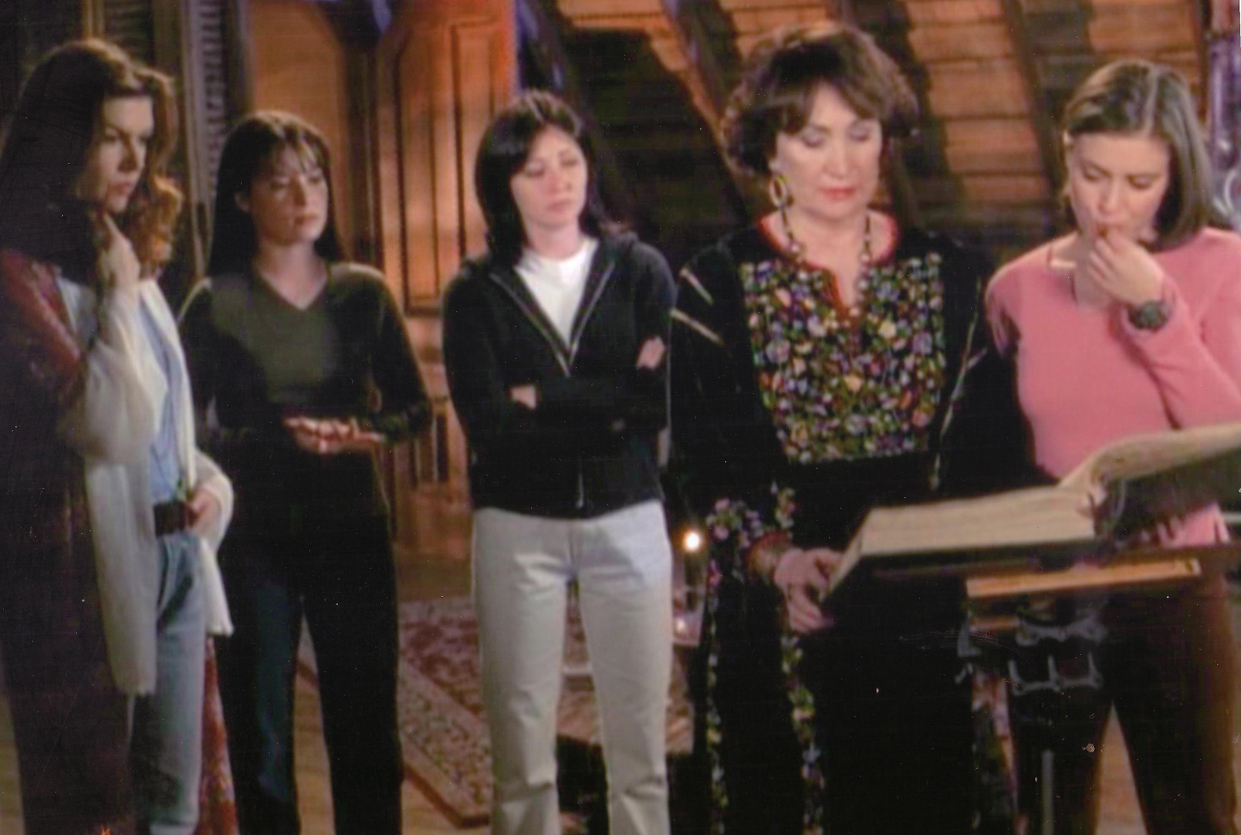 Jennifer Rhodes with Alyssa Milano, Shannon Doherty, Holly Marie Combs and Finola Hughes on the set of CHARMED.