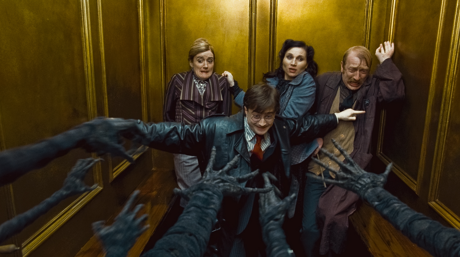 Still of Kate Fleetwood, Daniel Radcliffe, Steffan Rhodri and Sophie Thompson in Haris Poteris ir mirties relikvijos. 1 dalis (2010)