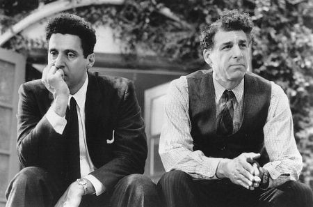 Still of John Turturro and Michael Richards in Unstrung Heroes (1995)
