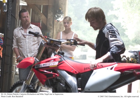 Still of Cameron Richardson and Mike Vogel in Supercross (2005)