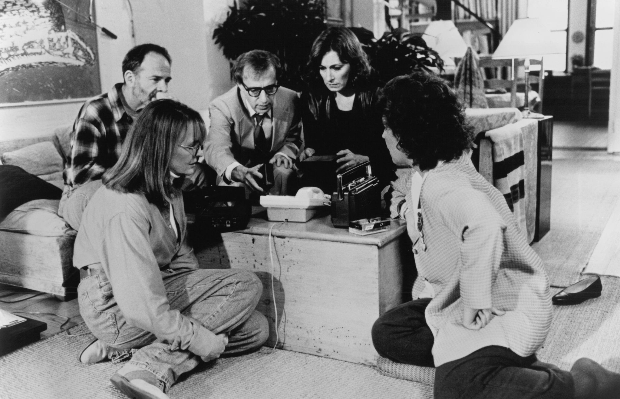 Still of Woody Allen, Diane Keaton, Anjelica Huston and Ron Rifkin in Manhattan Murder Mystery (1993)