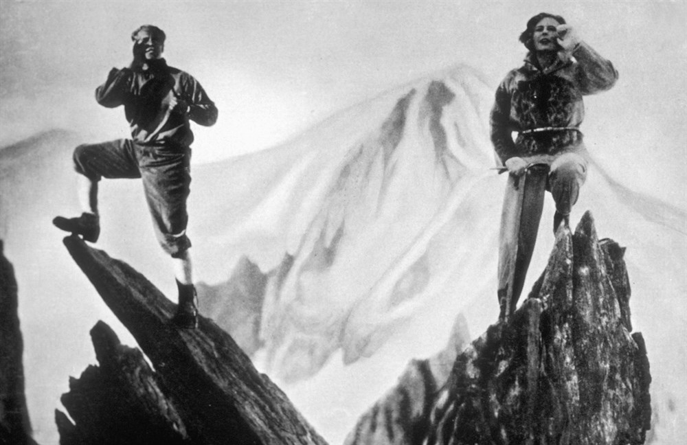 Still of Leni Riefenstahl and Sepp Rist in S.O.S. Eisberg (1933)