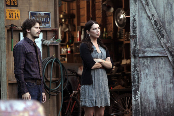 Still of Lauren Graham and Jason Ritter in Parenthood (2010)