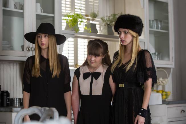 Still of Emma Roberts, Taissa Farmiga and Jamie Brewer in Amerikietiska siaubo istorija (2011)