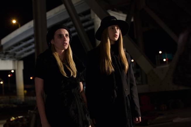 Still of Emma Roberts and Taissa Farmiga in Amerikietiska siaubo istorija (2011)