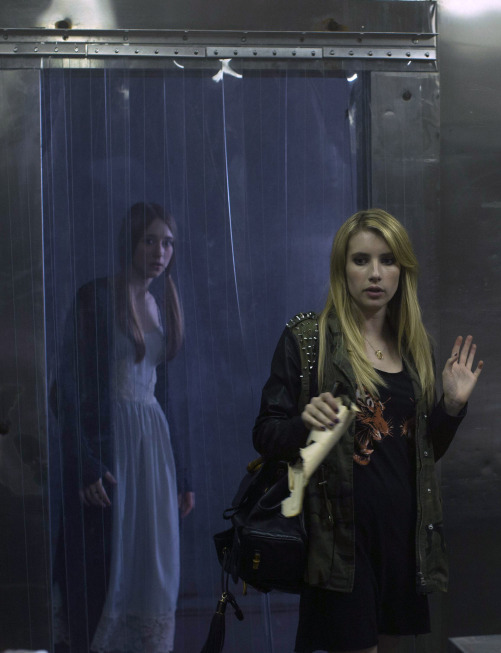 Still of Emma Roberts and Taissa Farmiga in Amerikietiska siaubo istorija (2011)