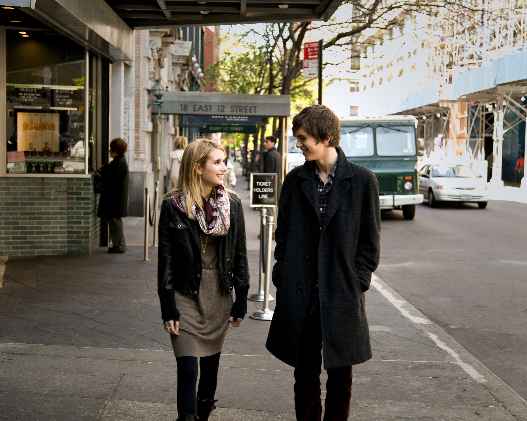 Still of Freddie Highmore and Emma Roberts in The Art of Getting By (2011)