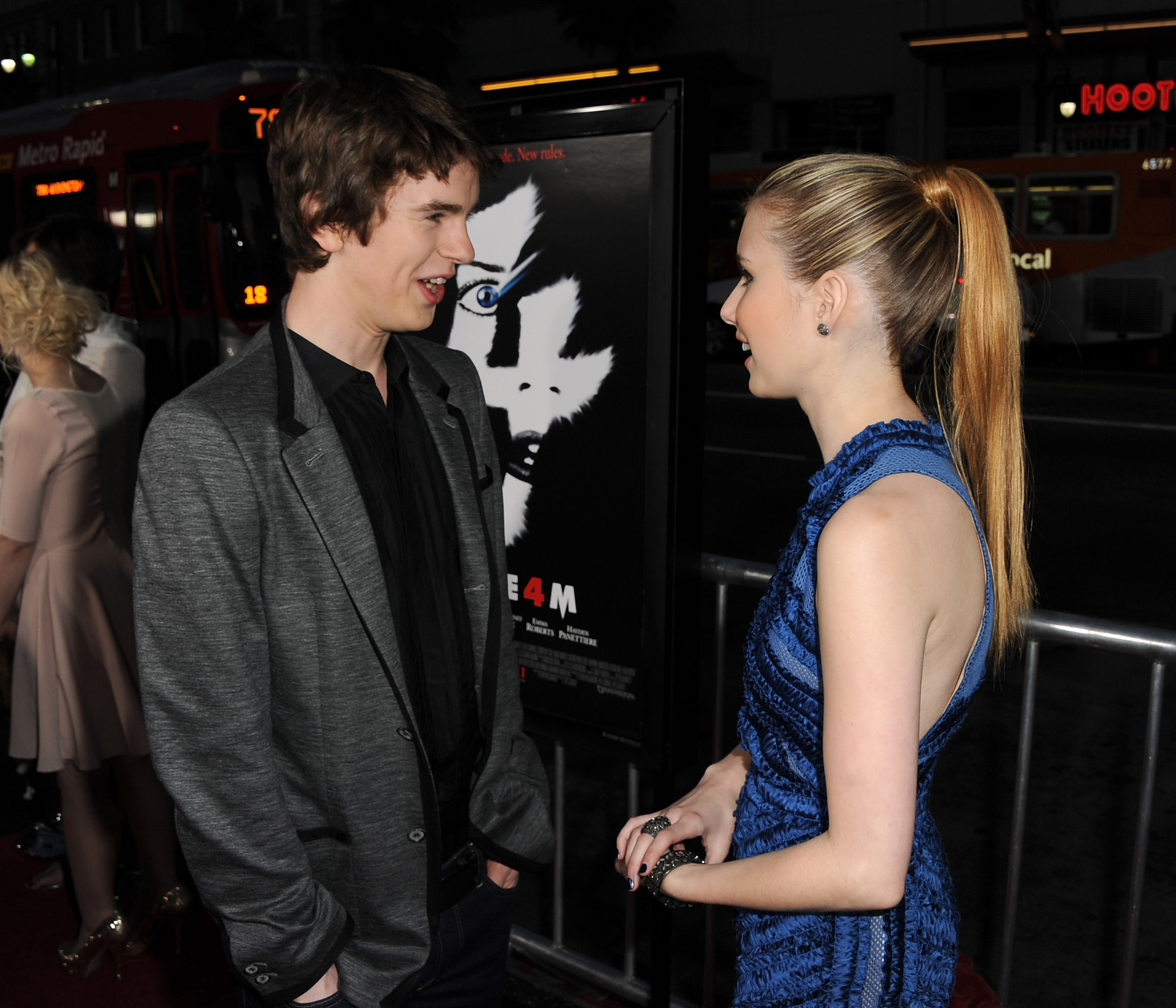 Freddie Highmore and Emma Roberts at event of Klyksmas 4 (2011)