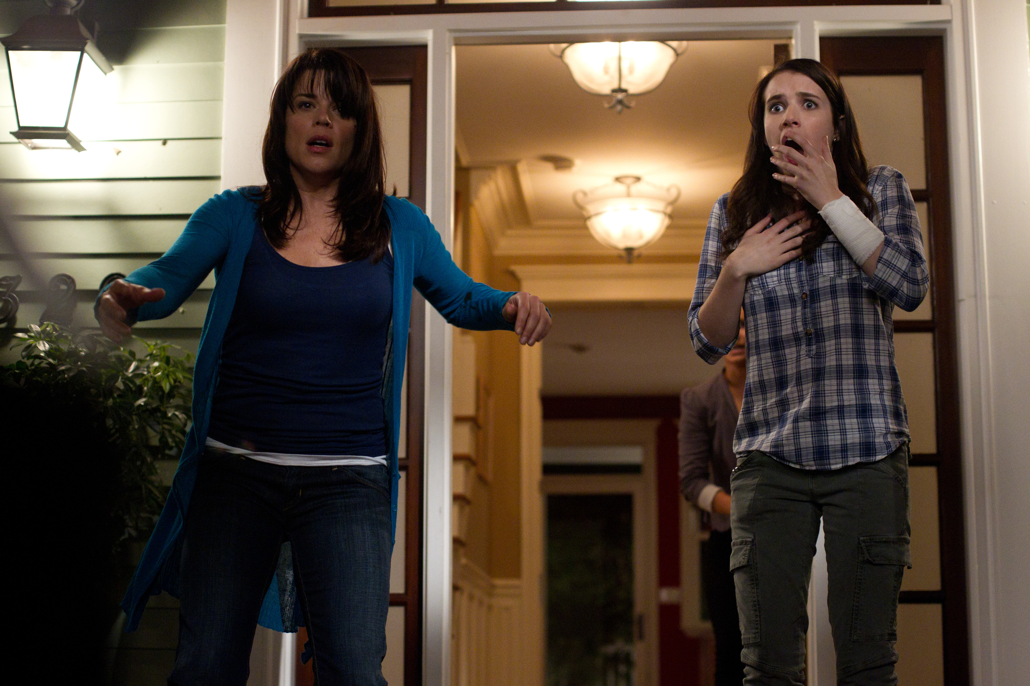 Still of Neve Campbell and Emma Roberts in Klyksmas 4 (2011)