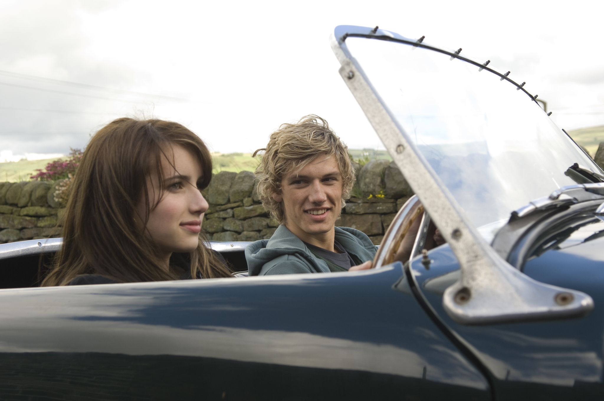 Still of Emma Roberts and Alex Pettyfer in Wild Child (2008)