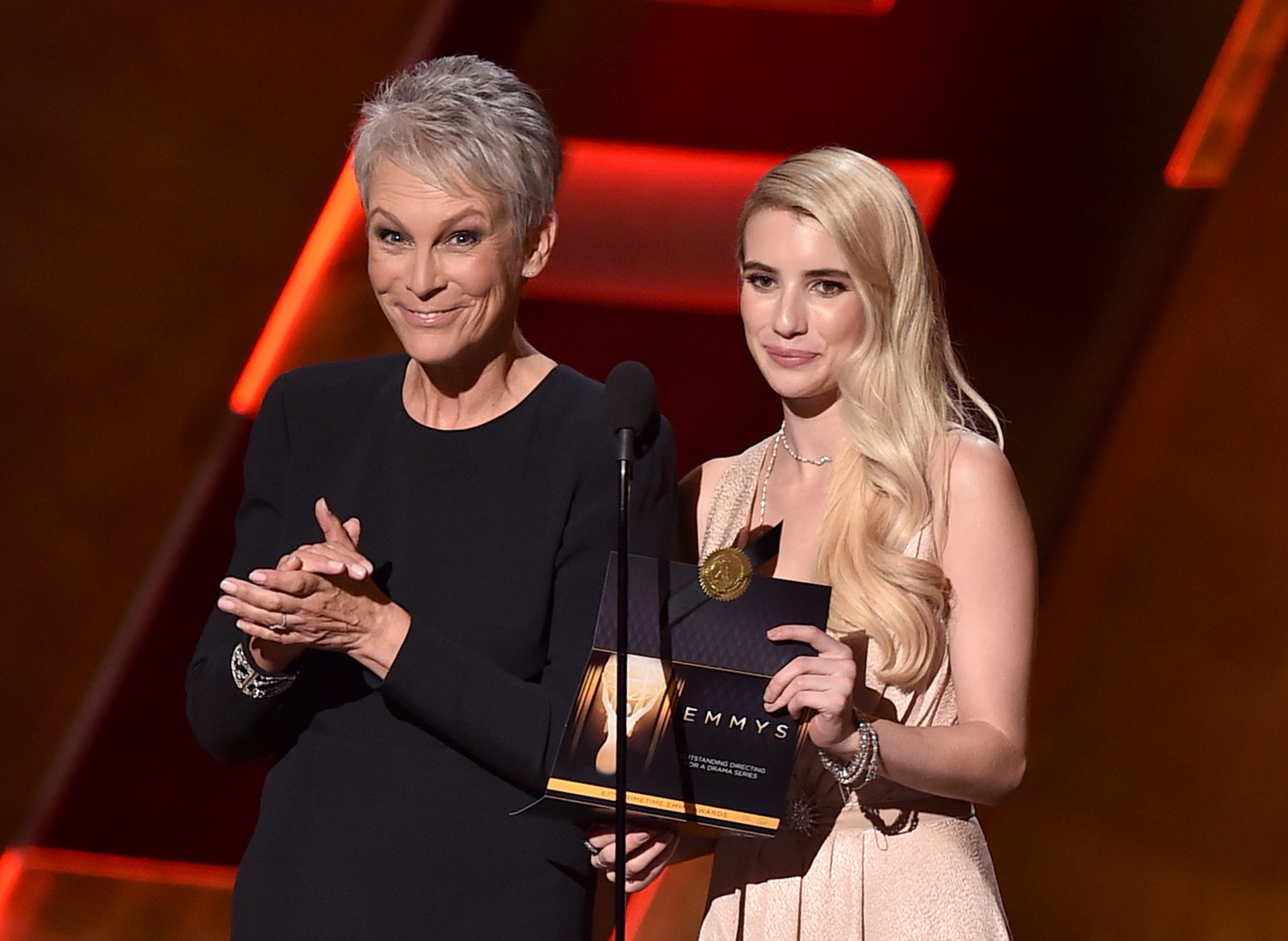 Jamie Lee Curtis and Emma Roberts at event of The 67th Primetime Emmy Awards (2015)