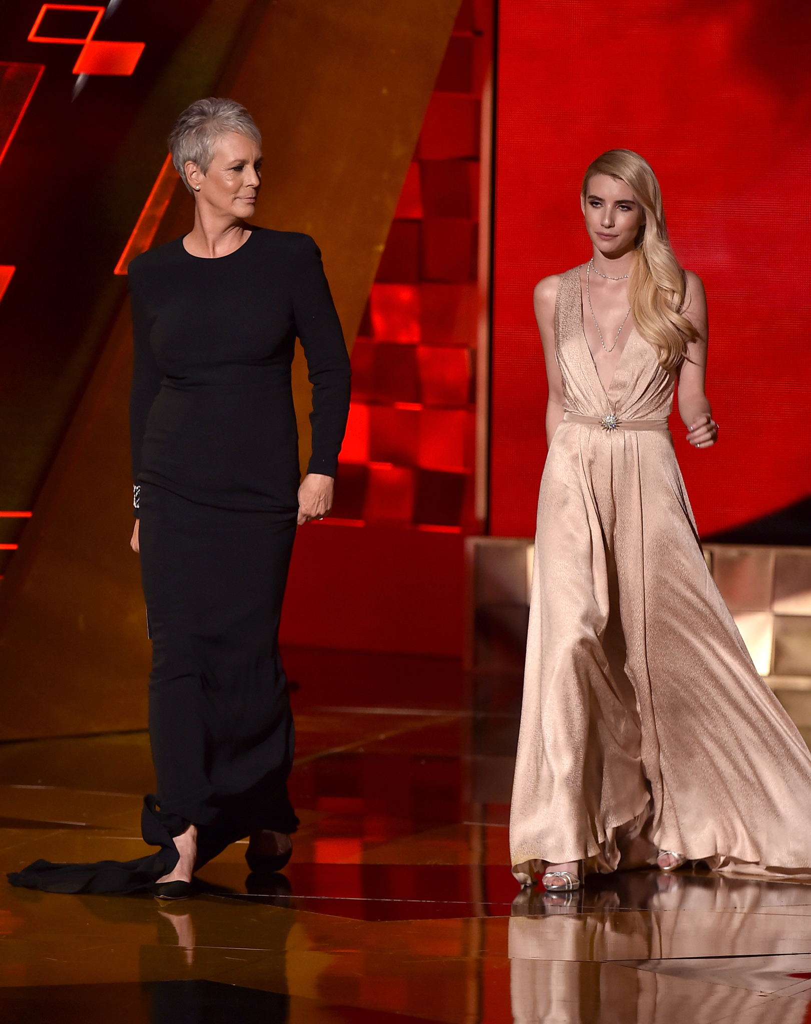 Jamie Lee Curtis and Emma Roberts at event of The 67th Primetime Emmy Awards (2015)
