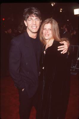 Eric Roberts and Eliza Roberts at event of Sutrikes gangsteris (1999)