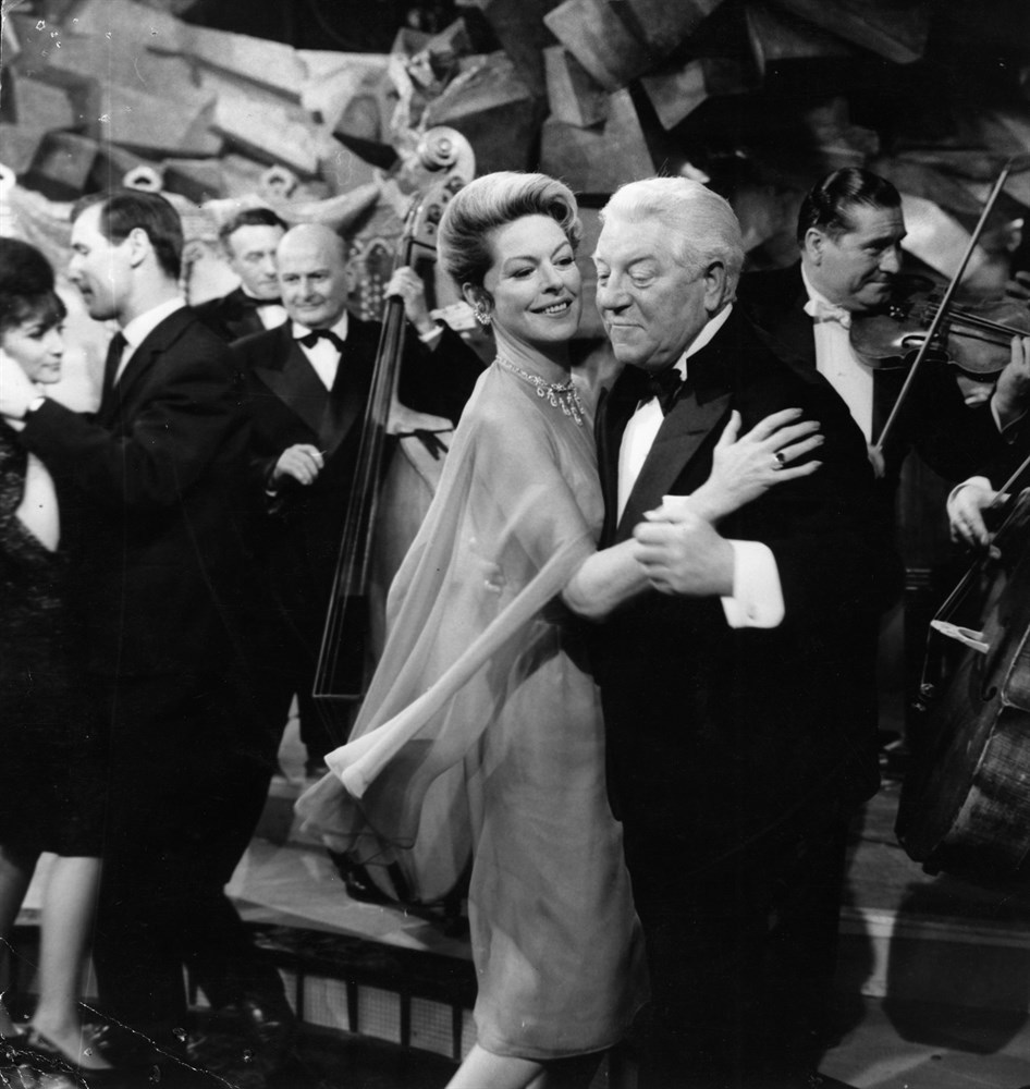 Still of Jean Gabin and Madeleine Robinson in The Gentleman from Epsom (1962)