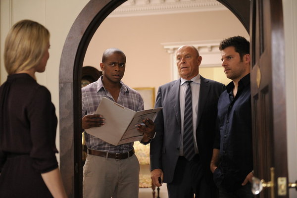 Still of Corbin Bernsen, James Roday and Shawn Spencer in Aiskiaregys (2006)