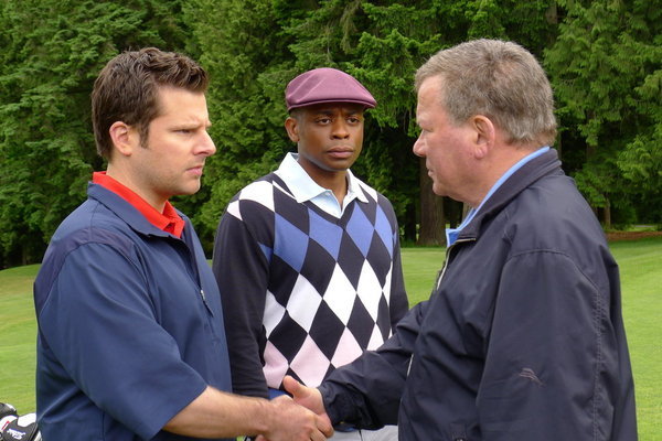 Still of William Shatner, Dulé Hill and James Roday in Aiskiaregys (2006)