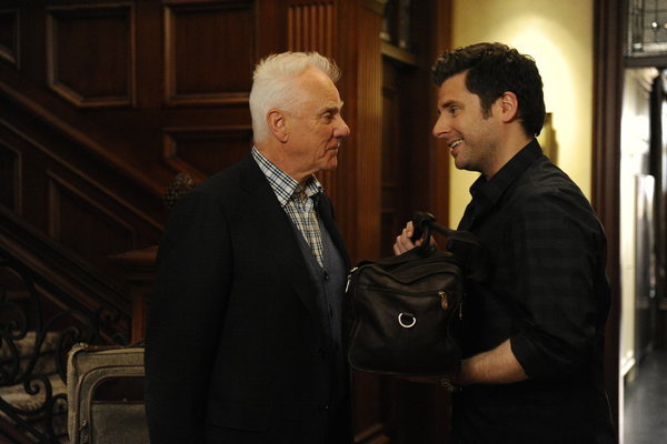 Still of Malcolm McDowell and James Roday in Aiskiaregys (2006)