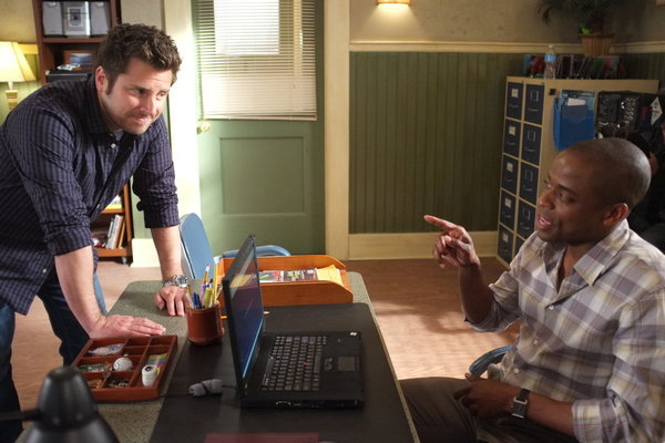 Still of Dulé Hill and James Roday in Aiskiaregys (2006)