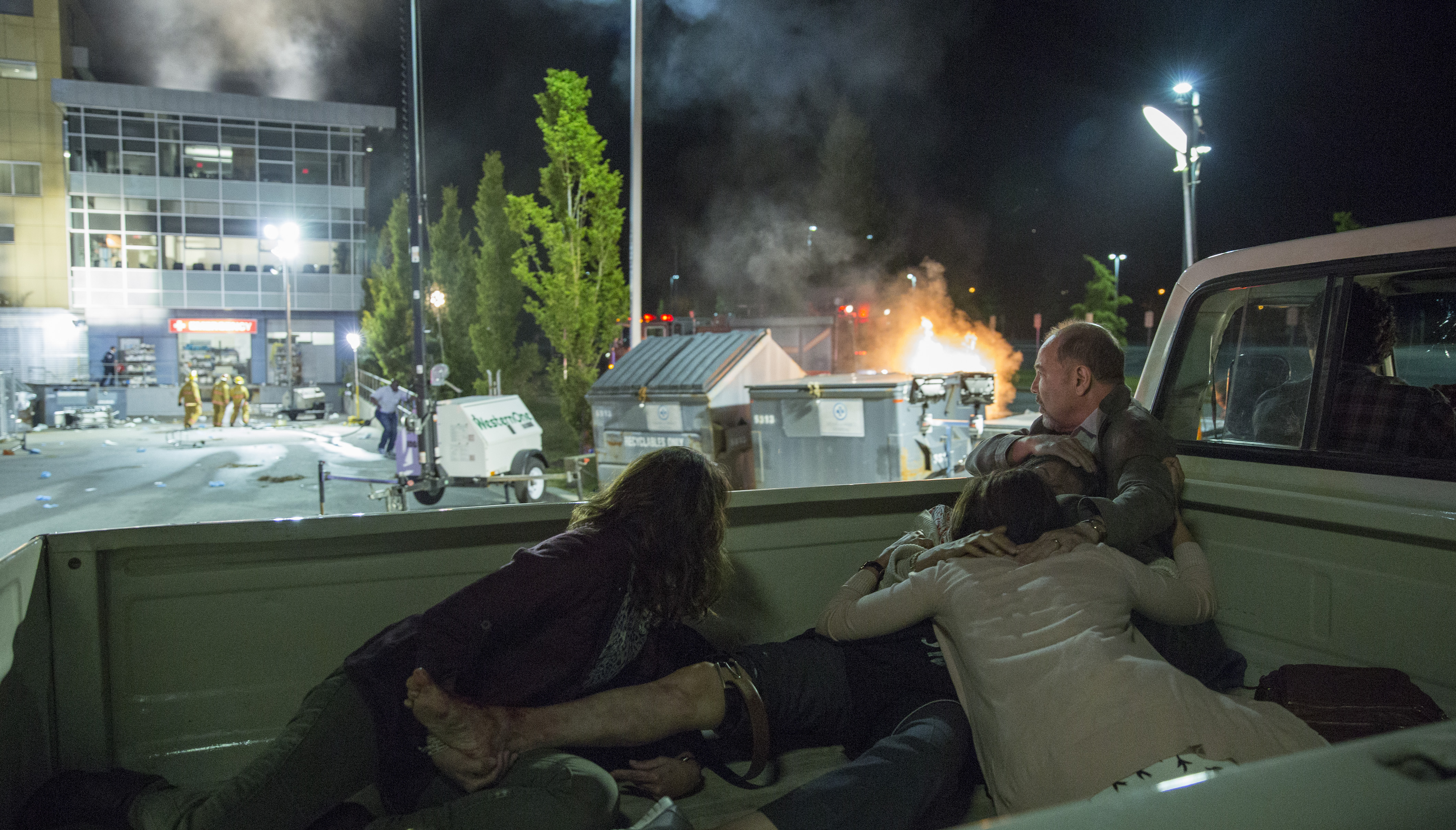 Still of Rubén Blades, Elizabeth Rodriguez and Mercedes Mason in Fear the Walking Dead (2015)