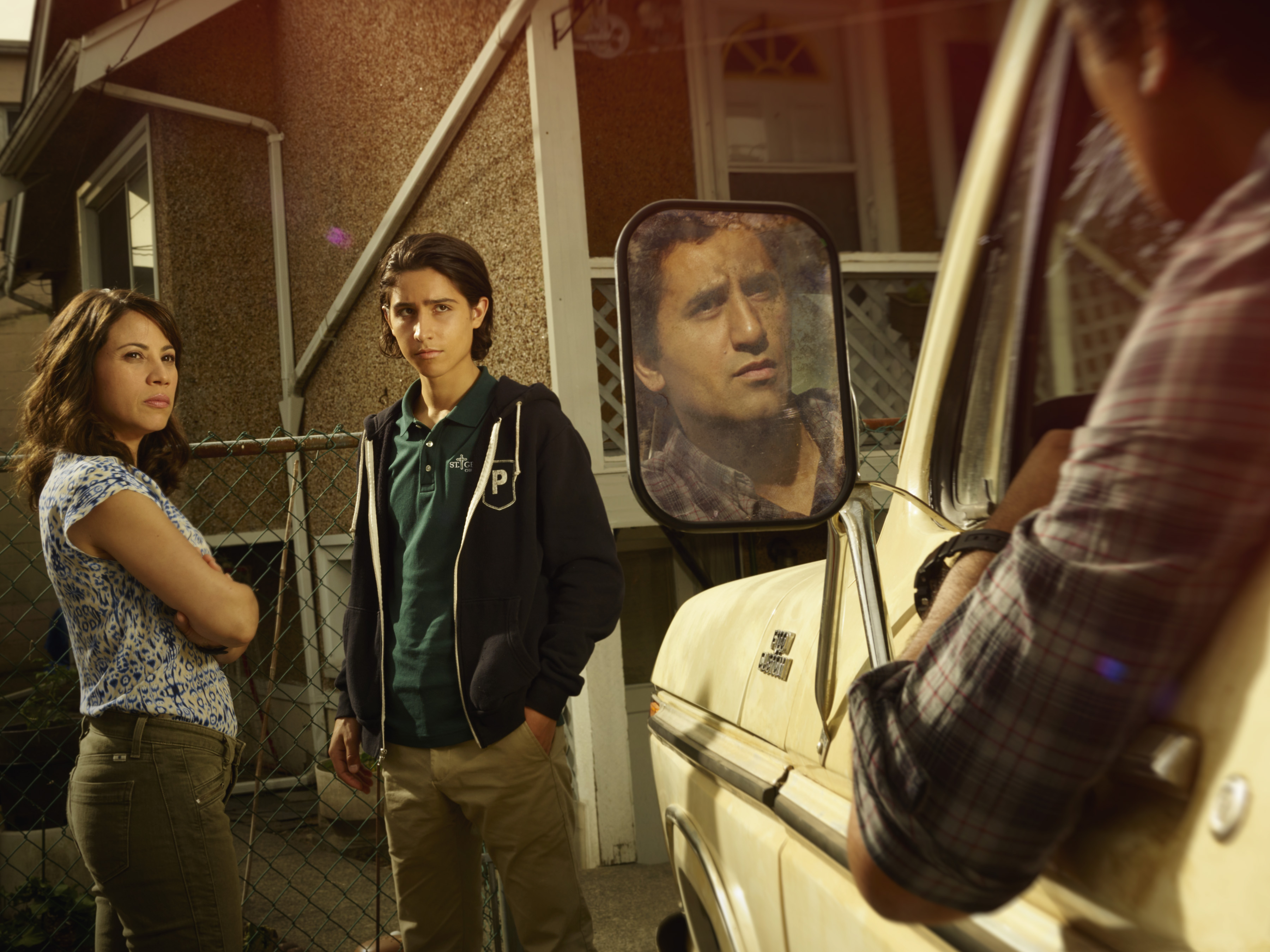 Still of Cliff Curtis, Elizabeth Rodriguez and Lorenzo James Henrie in Fear the Walking Dead (2015)
