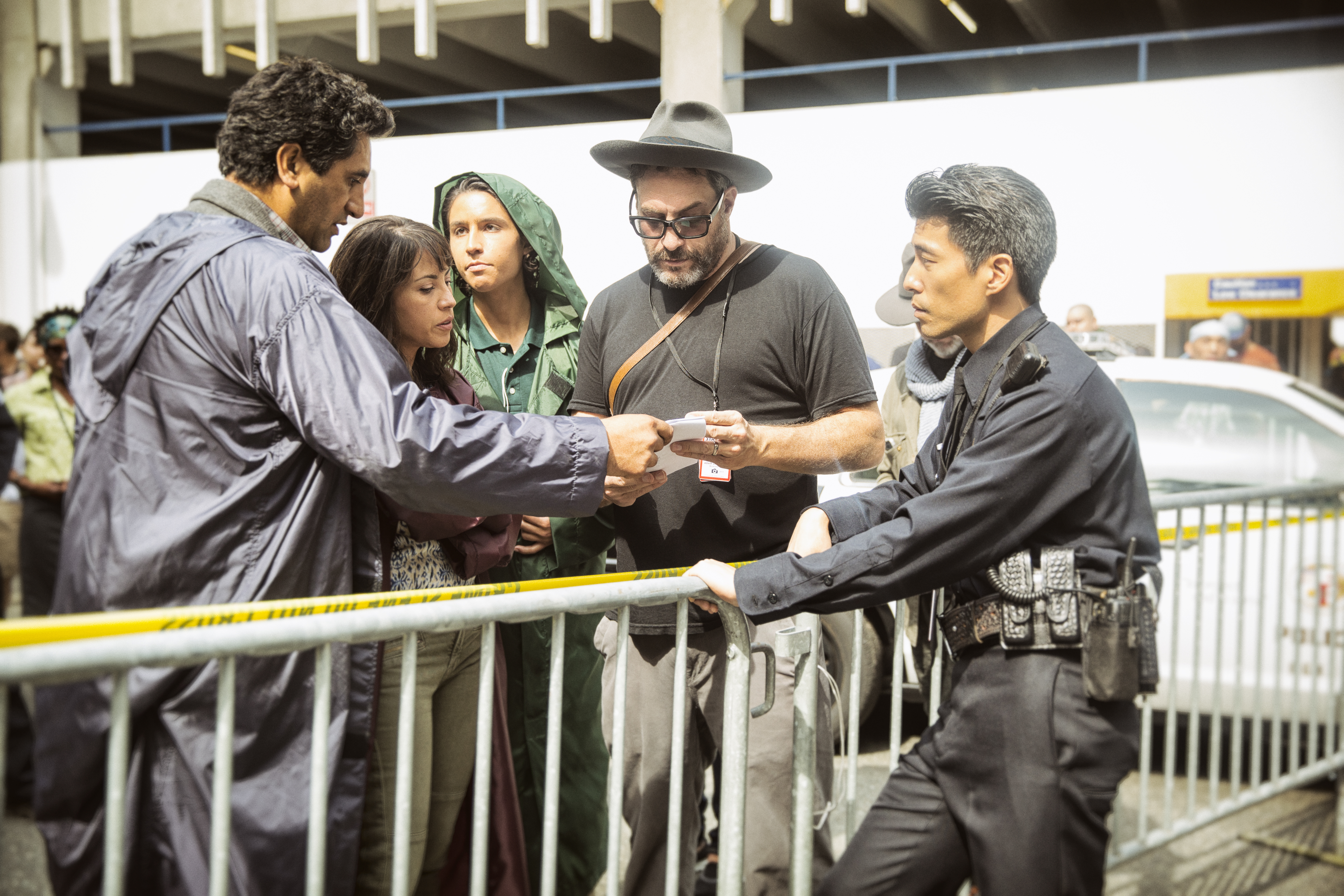 Still of Cliff Curtis, Elizabeth Rodriguez and Lorenzo James Henrie in Fear the Walking Dead (2015)