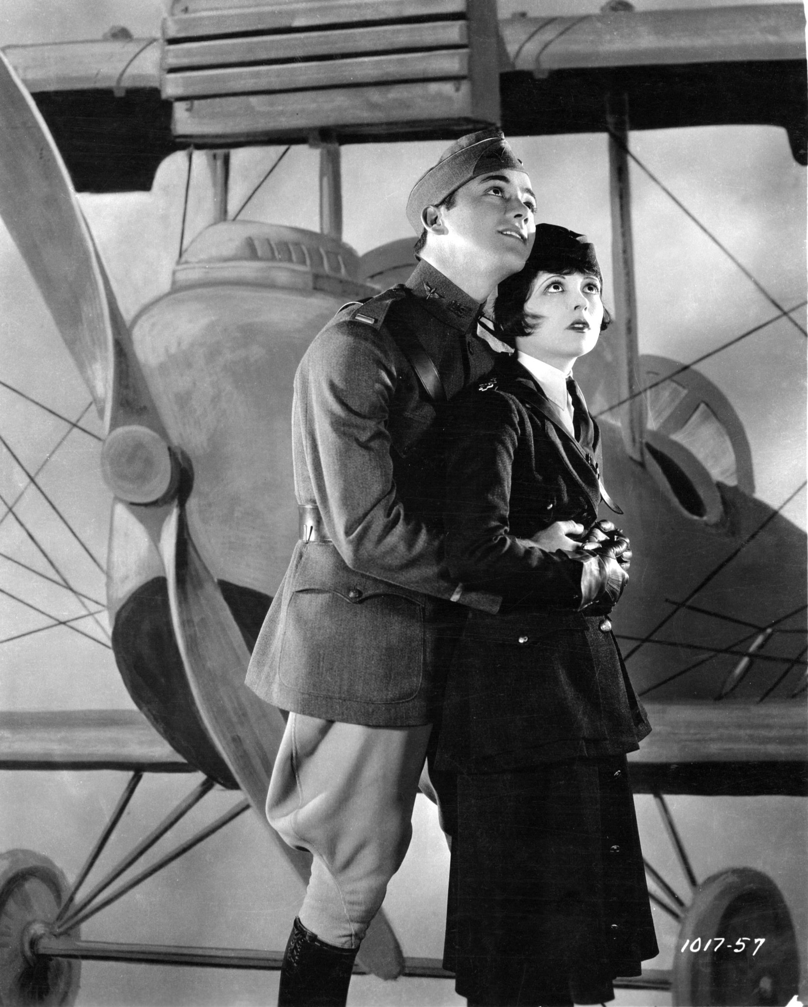 Still of Clara Bow and Charles 'Buddy' Rogers in Wings (1927)