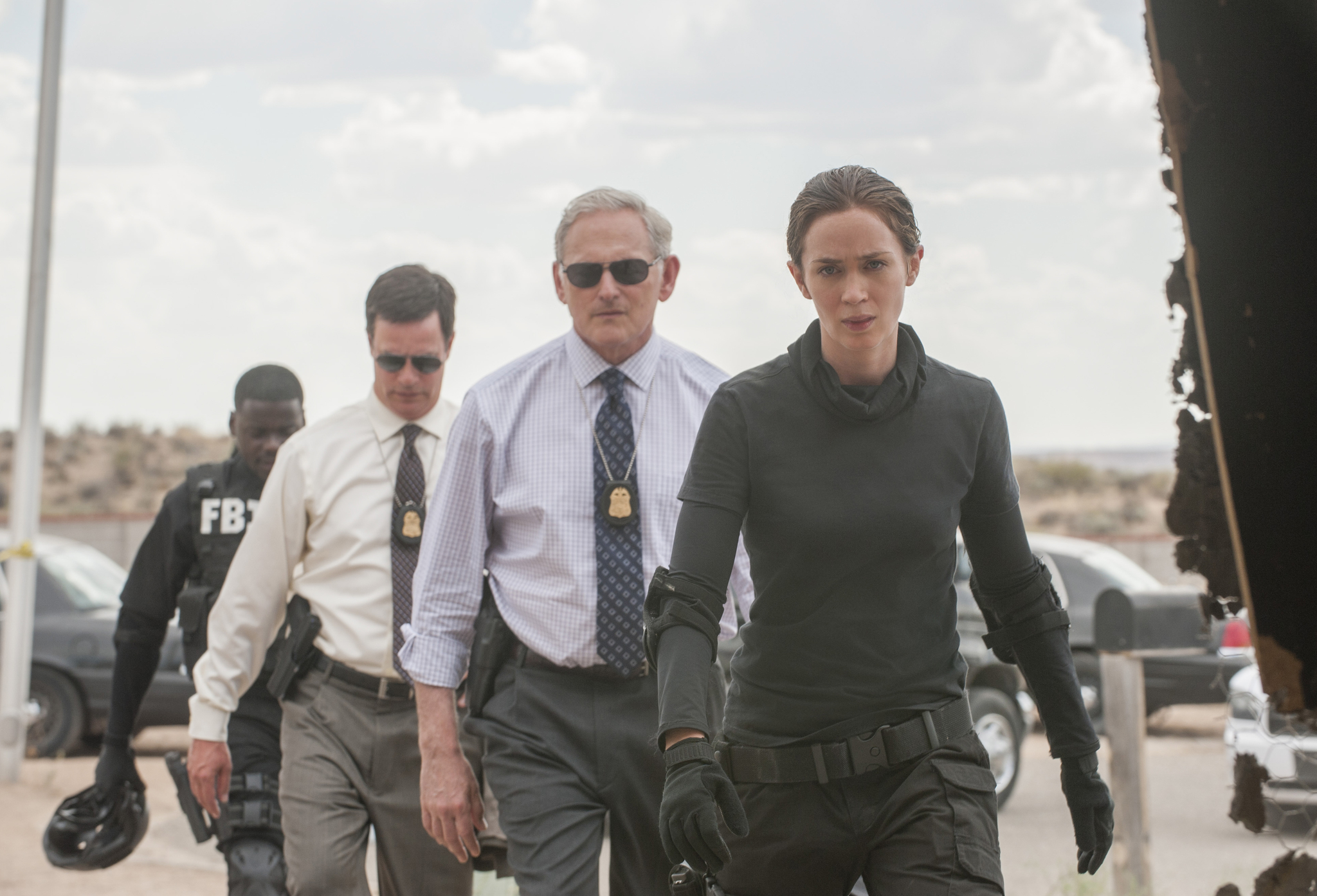 Still of Victor Garber, Hank Rogerson and Emily Blunt in Sicario (2015)
