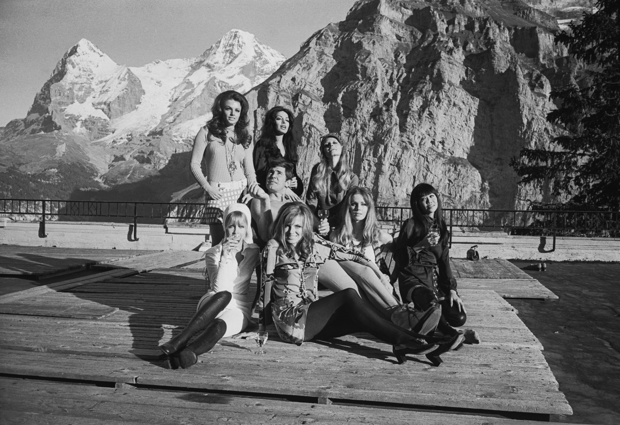 Still of Mona Chong, Julie Ege, Anouska Hempel, George Lazenby, Joanna Lumley and Helena Ronee in Jos Didenybes Tarnyboje (1969)