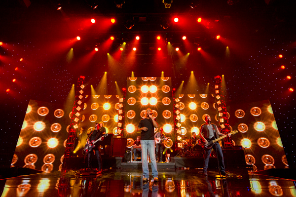 Darius Rucker performs on the MDA Show of Stength telethon 2013.