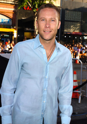 Michael Rosenbaum at event of Betmenas: Pradzia (2005)