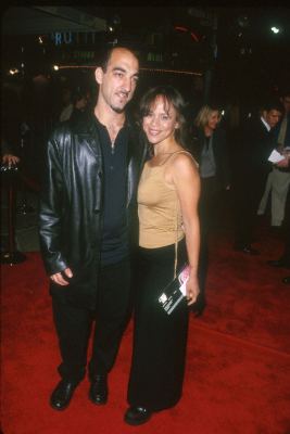 Rosie Perez and Seth Zvi Rosenfeld at event of Kovos klubas (1999)