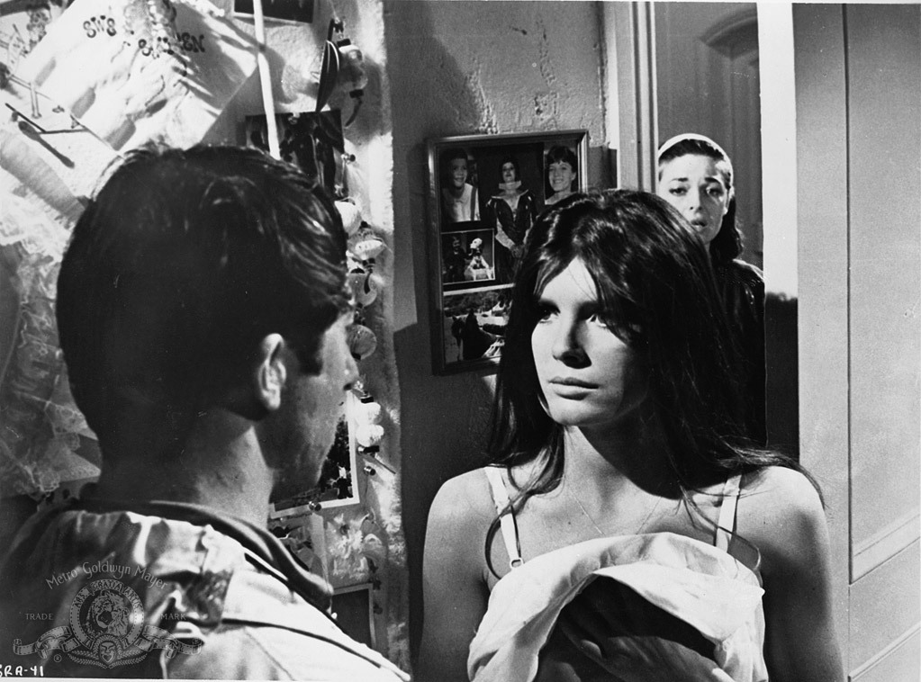 Still of Dustin Hoffman, Anne Bancroft and Katharine Ross in The Graduate (1967)