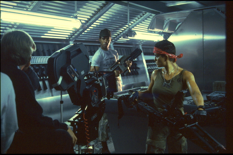 Ricco Ross, Jenette Goldstein & James Cameron on the set of Aliens