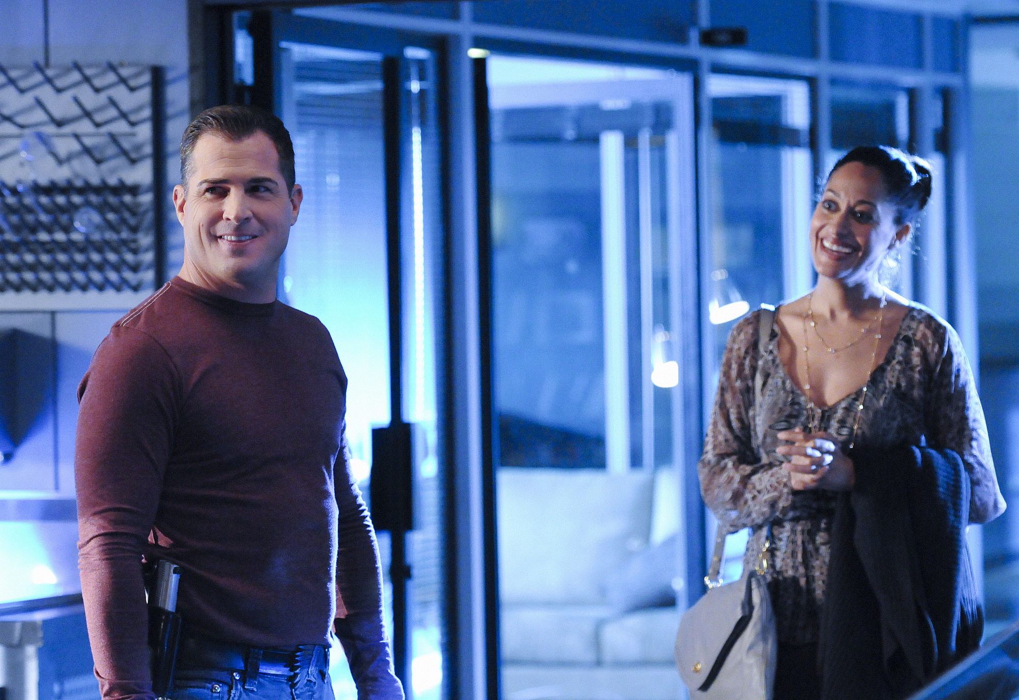 Still of George Eads and Tracee Ellis Ross in CSI kriminalistai (2000)