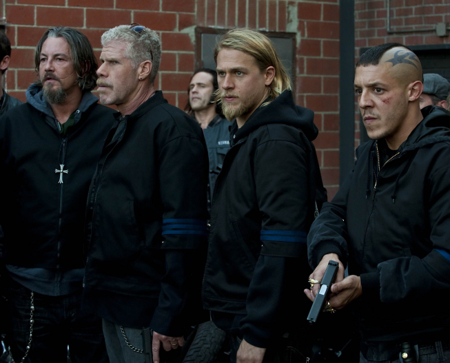 Still of Ron Perlman, Tommy Flanagan, Charlie Hunnam and Theo Rossi in Sons of Anarchy (2008)