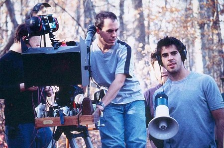 Scott Kevan (at camera) and Eli Roth (mit bullhorn) discuss a shot for 
