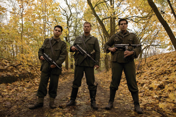 Still of Til Schweiger, Samm Levine and Eli Roth in Negarbingi sunsnukiai (2009)