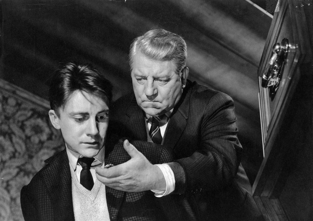 Still of Jean Gabin and Serge Rousseau in Maigret et l'affaire Saint-Fiacre (1959)