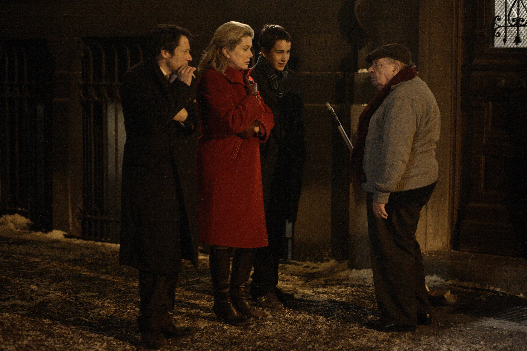 Still of Catherine Deneuve, Mathieu Amalric, Jean-Paul Roussillon and Emile Berling in Un conte de Noël (2008)