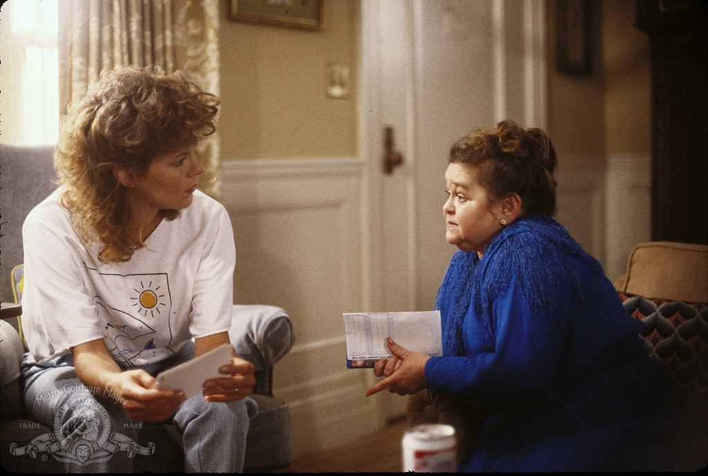 Still of JoBeth Williams and Zelda Rubinstein in Poltergeist II: The Other Side (1986)