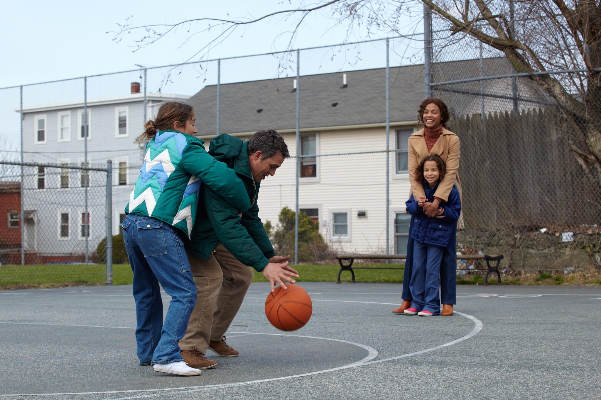 Still of Mark Ruffalo, Zoe Saldana, Imogene Wolodarsky and Ashley Aufderheide in Infinitely Polar Bear (2014)