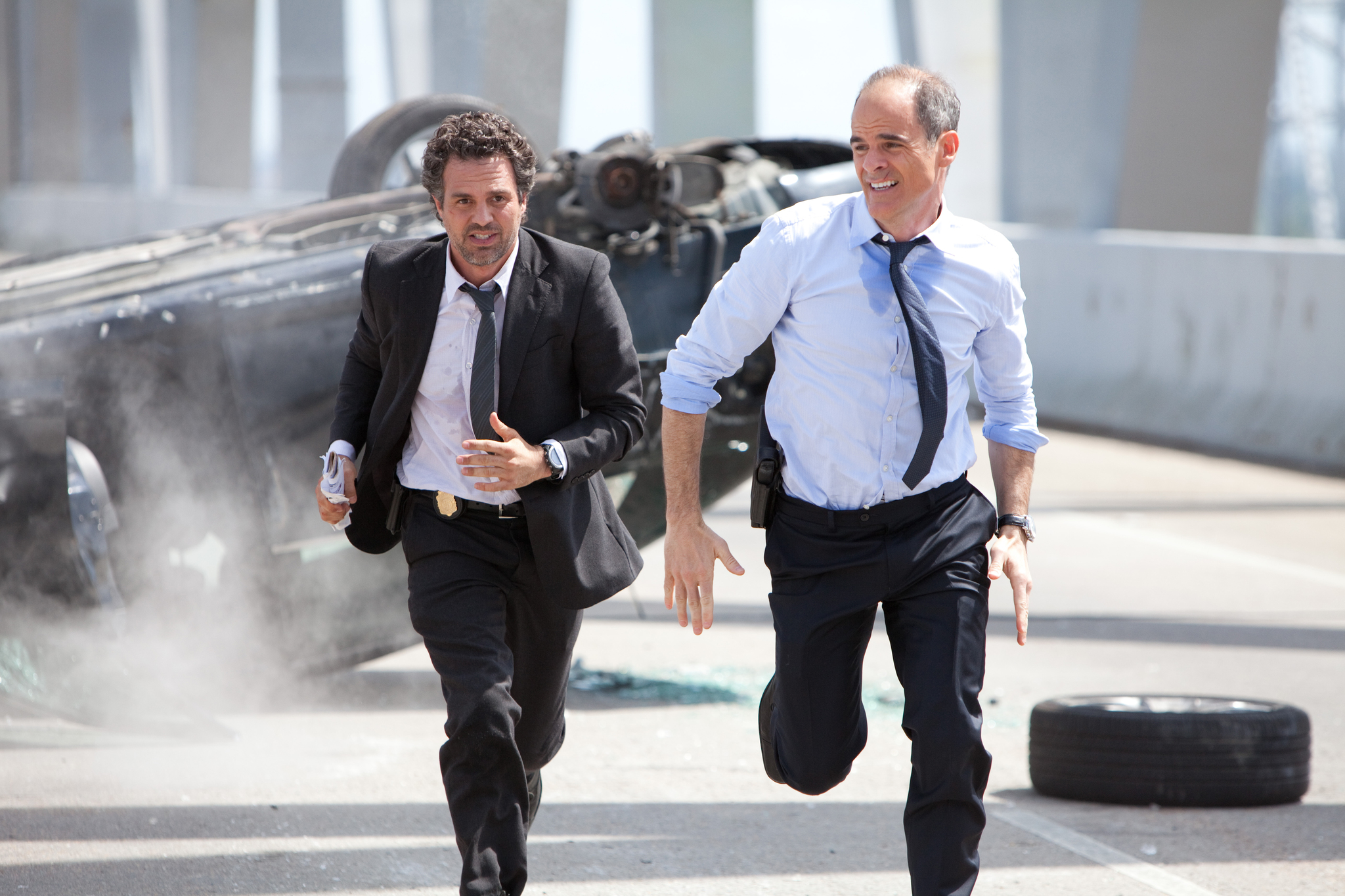 Still of Michael Kelly and Mark Ruffalo in Apgaules meistrai (2013)