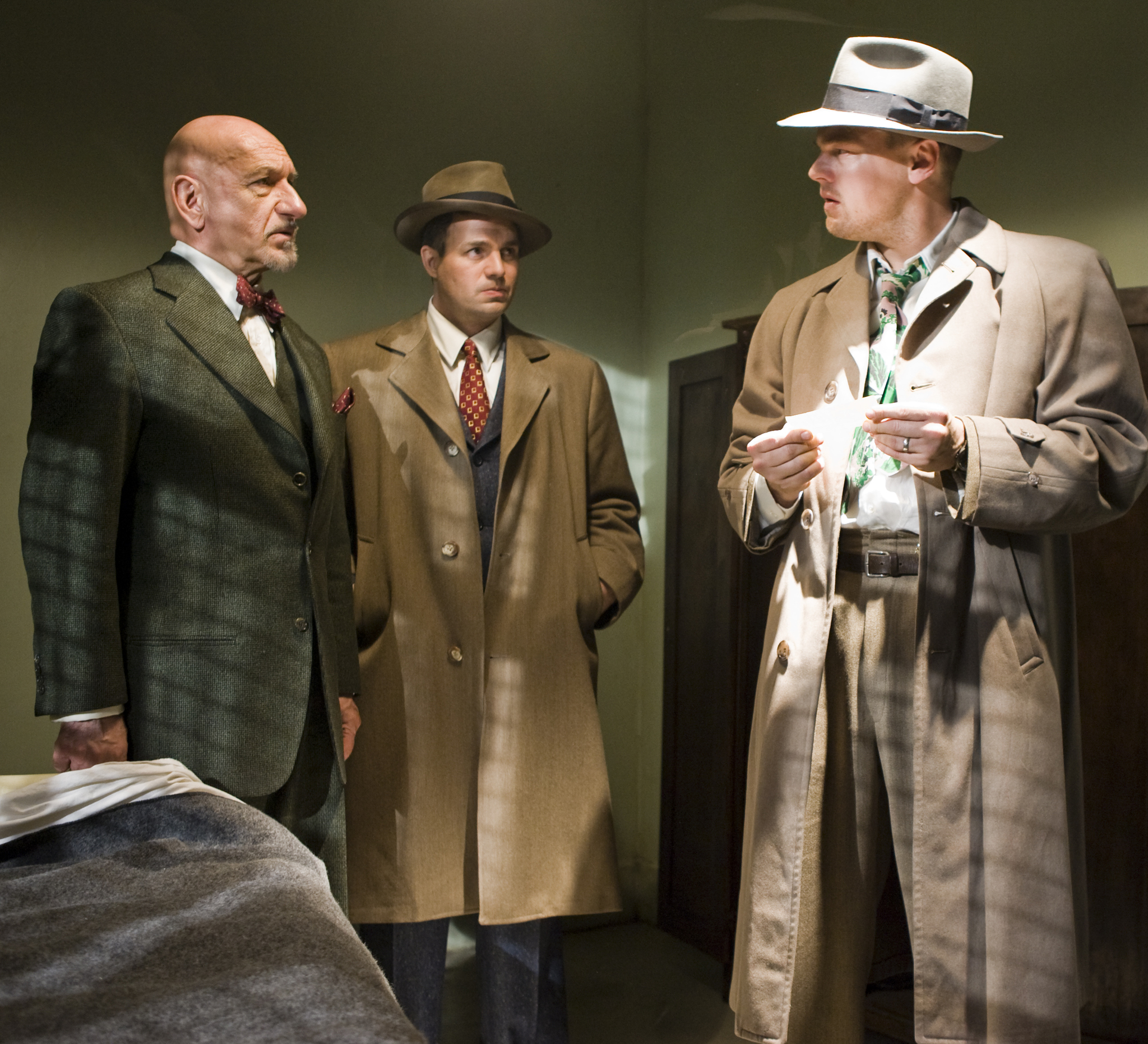 Still of Leonardo DiCaprio, Ben Kingsley and Mark Ruffalo in Kuzdesiu sala (2010)