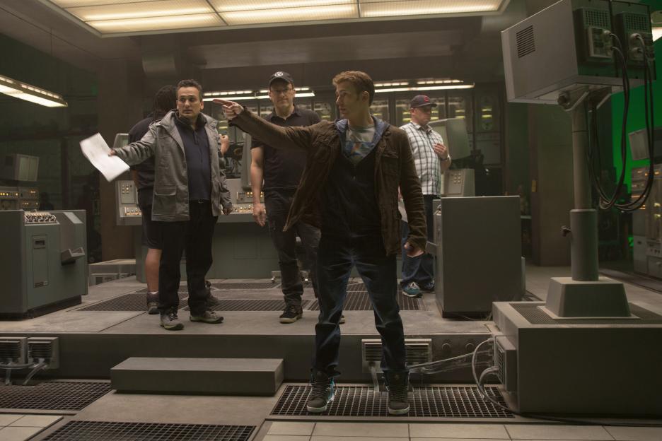 Chris Evans and Joe Russo in Kapitonas Amerika: ziemos karys (2014)