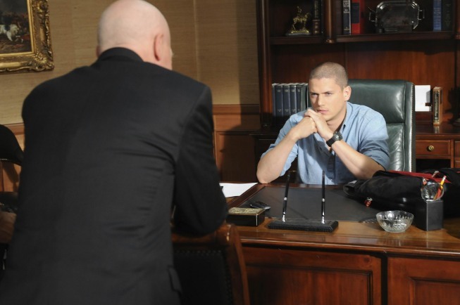 Still of Wentworth Miller and Leon Russom in Kalejimo begliai (2005)