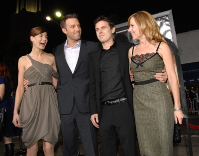 Ben Affleck, Casey Affleck, Amy Ryan and Michelle Monaghan at event of Dingusioji (2007)