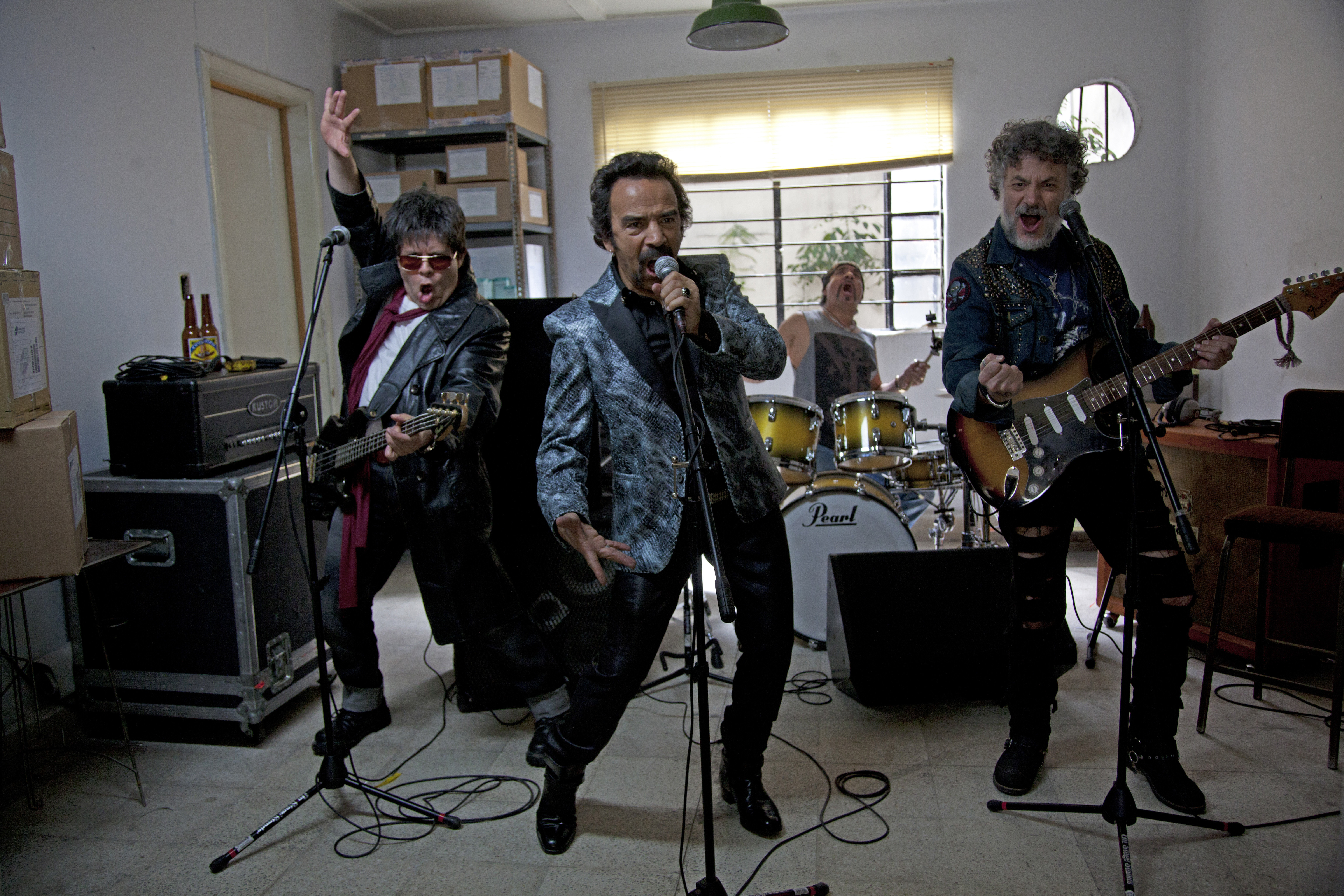 Still of Jorge Zárate, Damián Alcázar, Álvaro Guerrero and Arturo Ríos in Eddie Reynolds y Los Ángeles de Acero.